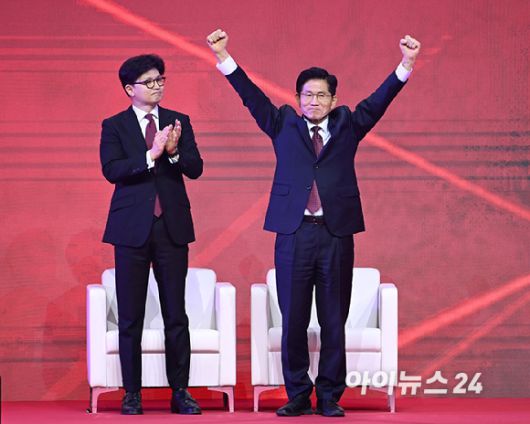 김문수 국민의힘 대선 후보가 3일 오후 경기 일산 킨텍스에서 열린 제5차 전당대회에서 최종 후보로 확정된 뒤 기뻐하고 있다. [사진=곽영래 기자]