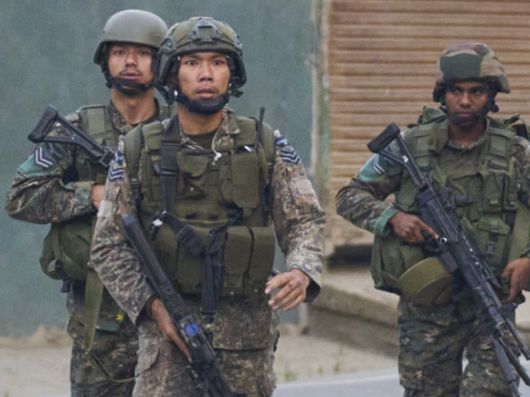 7일 무장한 인도 군인들이 인도령 카슈미르 풀와마 지역에서 이동하고 있다. [사진=AP/연합뉴스]