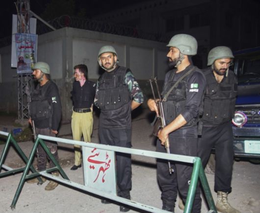 7일 파키스탄령 카슈미르 무자파라바드 인근에서 파키스탄 경찰들이 인도 미사일 공격을 받은 것으로 보이는 지역을 봉쇄하고 있다. [사진=AP/연합뉴스]