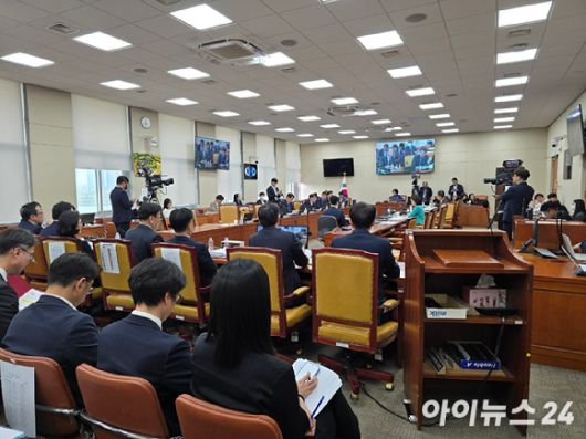 8일 오후 국회 과학기술정보방송통신위원회 회의실에서 SK텔레콤 해킹 관련 청문회가 진행되고 있다. 이날 청문회는 유상임 과학기술정보통신부 장관을 비롯한 이진숙 방송통신위원장, 유영상 SK텔레콤 대표, 류정환 SK텔레콤 부사장 등이 증인으로 출석했다. [사진=안세준 기자]