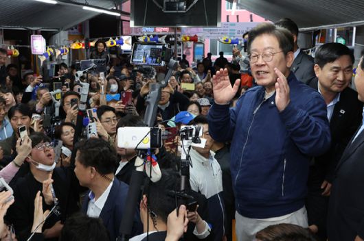 더불어민주당 이재명 대선 후보가 '골목골목 경청투어' 접경지역 방문 이틀째인 2일 강원도 고성군 거진 전통시장에서 주민들에게 인사하고 있다. 2025.5.2 [사진=연합뉴스]