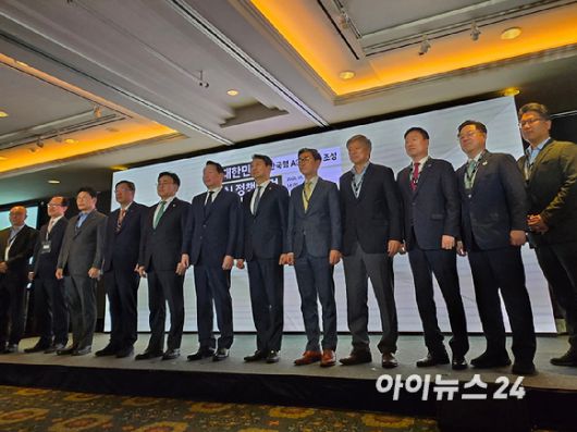 최태원(왼쪽 여섯번째)대한상공회의소 회장과 안덕근(왼쪽 일곱번째) 산업통상자원부 장관 등 관계자들이 9일 서울롯데호텔에서 진행된 '대한민국 AI정책 포럼'에 참석하고 있다. [사진=최란 기자]