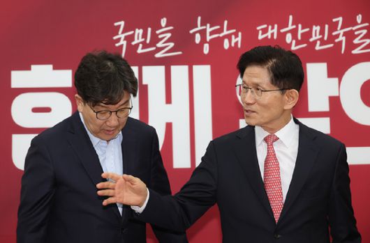 국민의힘 김문수 대선 후보가 11일 서울 여의도 국회에서 열린 중앙선거대책위원회 회의에서 기념촬영을 제안하고 있다. 2025.5.11 [사진=연합뉴스]