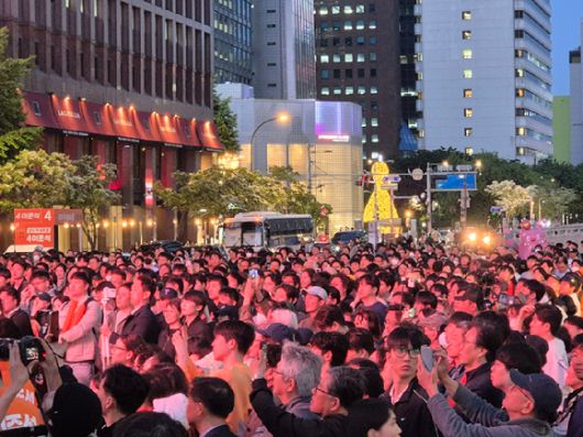 12일 오후 서울 광화문 청계광장에서 열린 이준석 개혁신당 대선 후보의 출정식을 보기 위해 당원과 시민들이 모여 있는 모습. [사진=김주훈 기자]