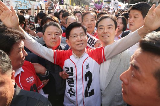 국민의힘 김문수 대선 후보가 지난 12일 대구 서문시장을 방문해 시민들과 인사하고 있다. 2025.5.12 [사진=연합뉴스]