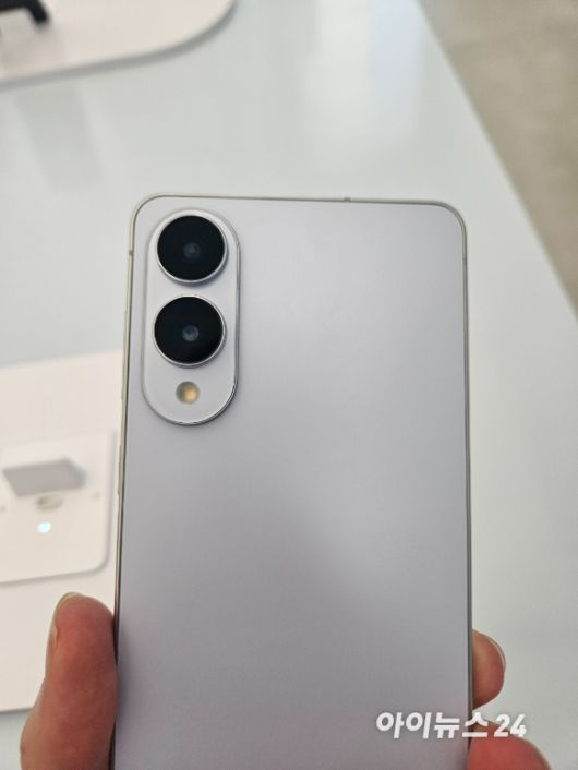 갤럭시 S25 엣지 후면부 [사진=설재윤 기자]