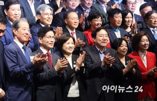 김문수 국민의힘 대선 후보가 15일 서울 여의도 중소기업중앙회 KBIZ홀에서 열린 '자랑스러운 중소기업인협의회 조찬 강연'에서 김기문 중기중앙회 회장과 박용주 자랑스런 중소기업인협의회 회장 등과 함께 기념촬영을 하고 있다. [사진=곽영래 기자]