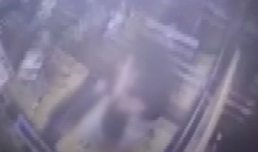 한 20대 여성이 아파트 승강기에서 10살 여아를 무차별 폭행하는 사건이 벌어졌다. 사진은 폭행 당시 모습이 담긴 승강기 폐쇄회로(CC)TV. [사진=JTBC]