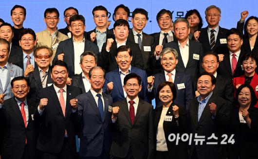 김문수 국민의힘 대선 후보가 15일 서울 여의도 중소기업중앙회 KBIZ홀에서 열린 '자랑스러운 중소기업인협의회 조찬 강연'에서 김기문 중기중앙회 회장과 박용주 자랑스런 중소기업인협의회 회장 등과 함께 기념촬영을 하고 있다. [사진=곽영래 기자]