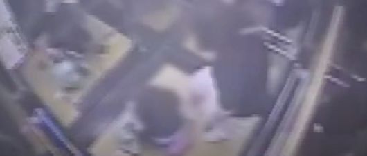 한 20대 여성이 아파트 승강기에서 10살 여아를 무차별 폭행하는 사건이 벌어졌다. 사진은 폭행 당시 모습이 담긴 승강기 폐쇄회로(CC)TV. [사진=JTBC]