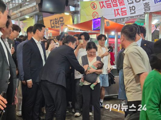 이준석 개혁신당 대선 후보가 16일 오후 충남 천안중앙시장에서 유세를 펼치고 있다. [사진=김주훈 기자]