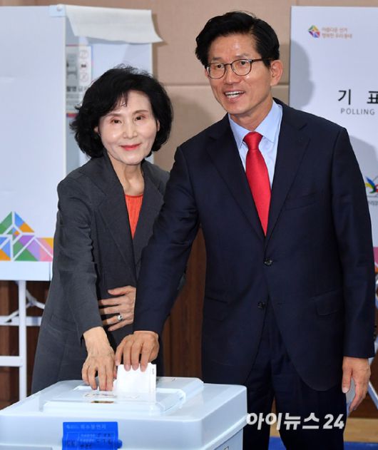 김문수 국민의힘 대선 후보의 배우자 설난영 여사가 김 후보를 부르는 애칭과 첫 만남 당시 느낌을 밝혔다. 사진은 당시 서울시장 후보였던 김 후부와 부인 설난영 씨 내외가 지난 2018년 6월 8일 오전 서울 관악구 남현동 주민센터에 마련된 사전투표소에서 투표를 하고 있는 모습. [사진=아이뉴스24 포토DB]