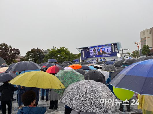 16일 비가 오는 궂은 날씨에도 전북 정읍시민들이 정읍역 광장에서 이재명 더불어민주당 대선 후보의 유세를 기다리고 있는 모습. [사진=라창현 기자]