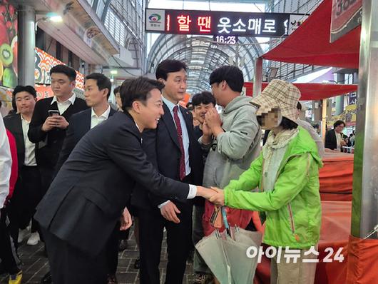 이준석 개혁신당 대선 후보가 16일 오후 충남 천안중앙시장에서 유세를 펼치고 있다. [사진=김주훈 기자]