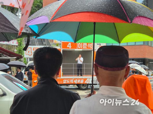 이준석 개혁신당 대선 후보가 16일 오후 충남 천안중앙시장에서 유세를 펼치고 있다. [사진=김주훈 기자]