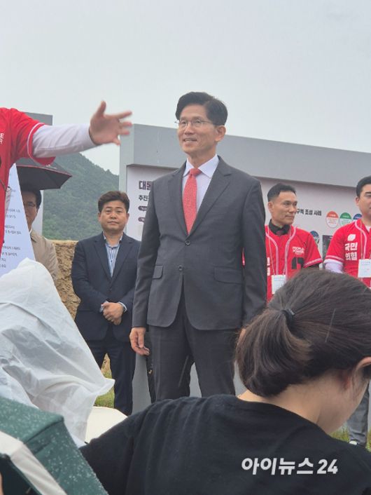 김문수 국민의힘 대선 후보가 16일 오후 세종 국회 세종의사당 건립 현장에서 건립 현황 관련 설명을 듣고 있다. [사진=유범열 기자]