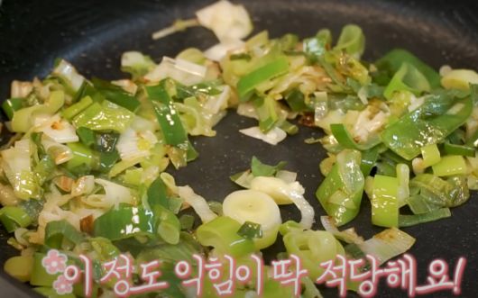 홍윤화는 "파의 익힘 정도는 파 닭꼬치 정도로 숨이 죽어야 한다"고 당부했다.   [사진=유튜브 @홍윤화 김민기 꽁냥꽁냥]