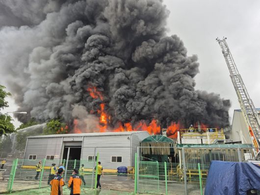 17일 오전 7시 11분쯤 광주 광산구 소촌동 금호타이어 광장공장에서 불이 나 소방당국이 진화 작업을 벌이고 있다. [사진=연합뉴스]