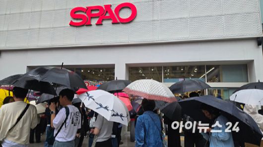 16일 서울 스파오 강남2호점 매장 입구가 소비자들로 북적이고 있다. [사진=진광찬 기자]