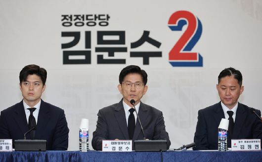 김문수 국민의힘 대선 후보(가운데)가 17일 광주 김대중컨벤션센터에서 열린 현장 선거대책위원회의에서 발언하고 있다. [사진=연합뉴스]