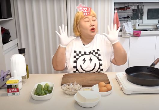 홍윤화가 볶음밥에 필요한 재료와 준비물을 소개하고 있다.   [사진=유튜브 @홍윤화 김민기 꽁냥꽁냥]