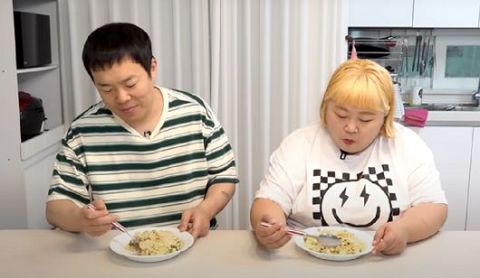 홍윤화가 남편 김민기와 함께 만든 볶음밥을 시식하고 있다.  [사진=유튜브 @홍윤화 김민기 꽁냥꽁냥]