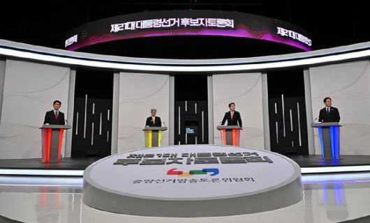 이재명(오른쪽부터) 더불어민주당·이준석 개혁신당·권영국 민주노동당·김문수 국민의힘 대선 후보가 중앙선거방송토론위원회 주관으로 18일 서울 상암동 SBS 프리즘센터 스튜디오에서 열린 제21대 대선 1차 후보자 토론회에 참석하고 있다. [사진=국회사진취재단]