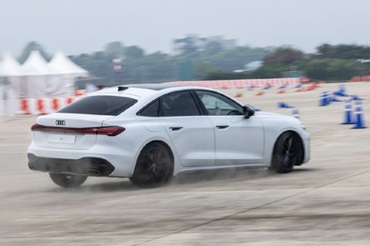 '더 뉴 아우디 A5' 차량이 경기도 김포시에 있는 에어로피스(Aeropeace)에서 열린 '아우디 익스피리언스-아우디 A5 프리뷰' 행사에서 짐카나 코스를 주행하고 있다. [사진=아우디 코리아]