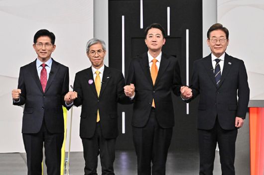 이재명(오른쪽부터) 더불어민주당·이준석 개혁신당·권영국 민주노동당·김문수 국민의힘 대선 후보가 중앙선거방송토론위원회 주관으로 18일 서울 상암동 SBS 프리즘센터 스튜디오에서 열린 제21대 대선 1차 후보자 토론회에서 기념 촬영을 하고 있다. [사진=국회사진취재단]