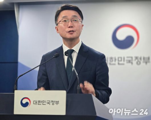 19일 오전 정부서울청사에서 류제명 과학기술정보통신부 네트워크정책실장이 SK텔레콤 침해사고 2차 조사 결과에 대해 발표하고 있다. [사진=안세준 기자]