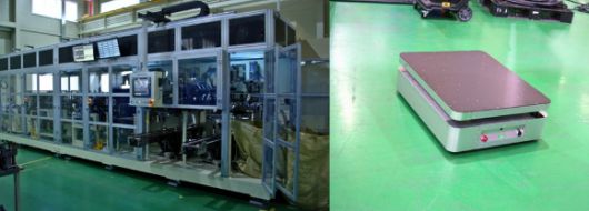 엠플러스 2공장에서 가동 중인 600PPM 초고속 노칭 장비(왼쪽)와 AMR(오른쪽)