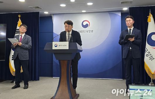 19일 오전 정부서울청사에서 최우혁 과학기술정보통신부 정보보호네트워크정책관 겸 SK텔레콤 침해사고 민관합동조사단 단장(가운데)이 SK텔레콤 침해사고 2차 조사 결과에 대해 발표하고 있다. 사진은 왼쪽부터 이동근 한국인터넷진흥원(KISA) 디지털위협대응본부장 겸 민관합동조사 부단장, 최우혁 단장, 류제명 과기정통부 네트워크정책실장. [사진=안세준 기자]