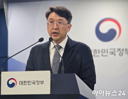 19일 오전 정부서울청사에서 최우혁 과학기술정보통신부 정보보호네트워크정책관 겸 SK텔레콤 침해사고 민관합동조사단 단장이 SK텔레콤 침해사고 2차 조사 결과에 대해 발표하고 있다. [사진=안세준 기자]