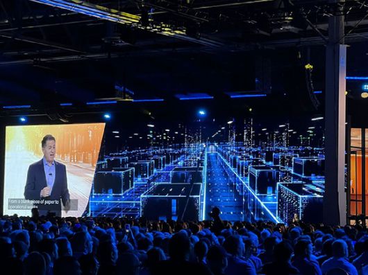 마이클 델 델 테크놀로지스 CEO가 19일 미국 라스베이거스 베네시안 호텔에서 열린 DTW 2025에서 키노트를 하고 있다. [사진=델 테크놀로지스]