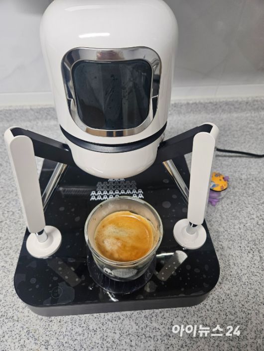 LG듀오보가 커피 추출을 완료한 모습이다. [사진=설재윤 기자]