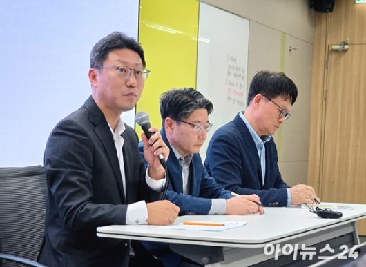 20일 오전 서울 중구 삼화타워에서 열린 SK텔레콤 유심 일부 정보 유출 관련 데일리(일일) 브리핑에서 SK텔레콤 임원들이 취재진과 질의응답을 진행하고 있다. 사진은 왼쪽부터 김희섭 SK텔레콤 PR센터장, 임봉호 SK텔레콤 MNO사업부장, 류정환 SK텔레콤 네트워크인프라센터장. [사진=안세준 기자]