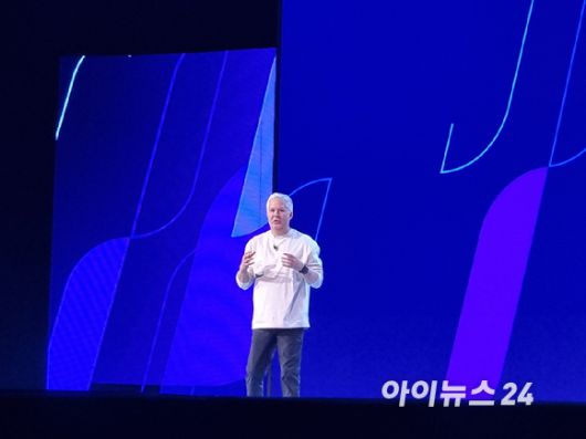 아서 루이스 델 ISG 사장이 21일(현지시간) 미국 라스베이거스에서 열린 '델 테크놀로지스 월드 2025'에서 키노트를 하고 있다. [사진=윤소진 기자]