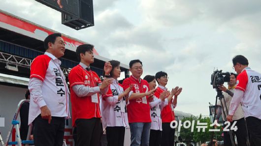 김용태 국민의힘 비상대책위원장과 나경원 공동선거대책위원장 등이 21일 오후 경기 동두천에서 열린 대선 현장 유세에서 김문수 후보 발언을 듣고 있다. [사진=김보선 기자]