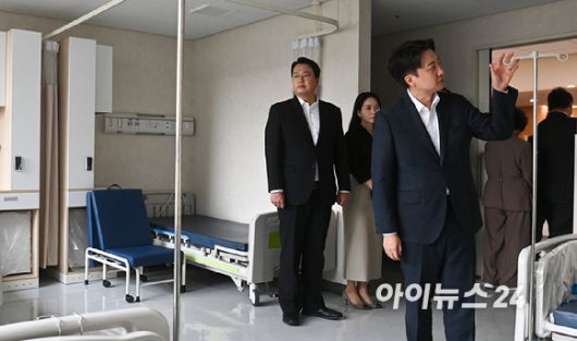 이준석 개혁신당 대선 후보가 21일 오후 경기 성남시의료원을 방문해 간담회를 마치고 의료원 내 빈 병상을 둘러보고 있다. [사진=곽영래 기자]