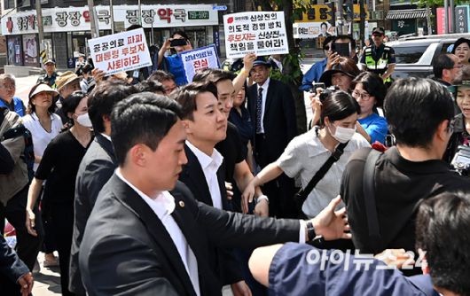 이준석 개혁신당 대선 후보가 21일 경기 성남의료원을 방문, 시민단체 회원들의 항의를 받으며 들어서고 있다. [사진=곽영래 기자]