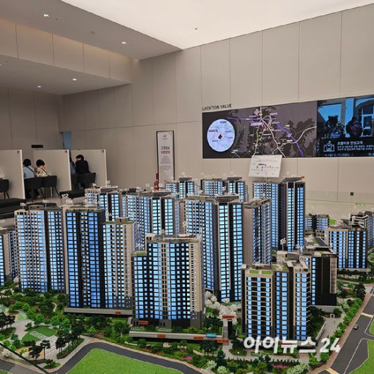 힐스테이트 메디알레 견본주택 내 단지 모형도. [사진=이효정 기자 ]