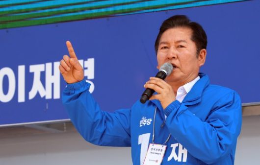 정청래 더불어민주당 골목골목 선대위 광주ㆍ전남위원장이 지난 12일 광주 동구 5·18민주광장에서 열린 광주시선대위 출정식에서 이재명 후보 지지 발언하고 있다. [사진=연합뉴스]