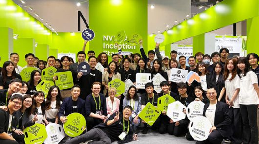 21일 대만 타이베이 난강 전시센터에서 열린 '컴퓨텍스 2025'에서 엔비디아의 초대를 받은 16개 스타트업 관계자들이 단체사진을 찍고 있다. [사진=에이로봇]