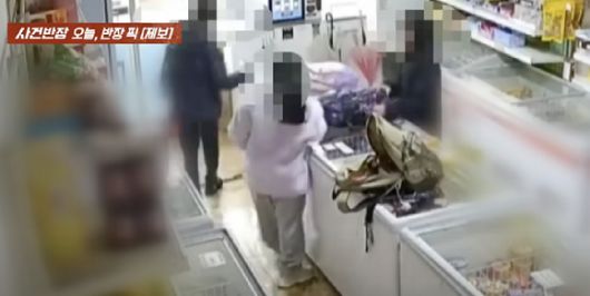 한 초등학생 무리가 수개월 동안 무인 매장에서 상습적인 절도 행위를 벌였다는 점주의 하소연이 전해졌다. 사진은 초등생 무리가 매장에서 절도를 저지르는 모습. [사진=JTBC]