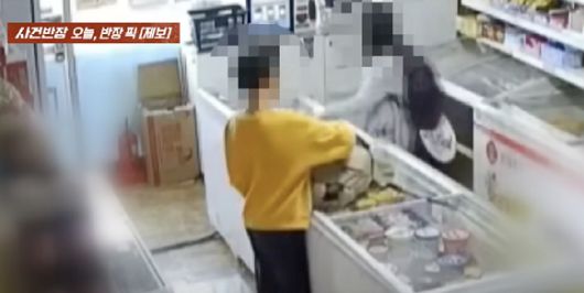 한 초등학생 무리가 수개월 동안 무인 매장에서 상습적인 절도 행위를 벌였다는 점주의 하소연이 전해졌다. 사진은 초등생 무리가 매장에서 절도를 저지르는 모습. [사진=JTBC]
