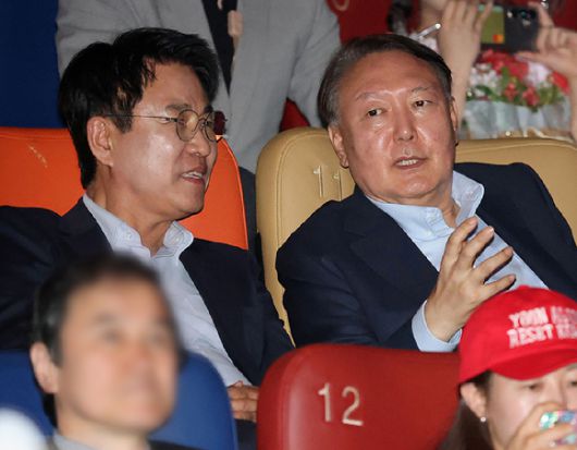 윤석열 전 대통령이 21일 서울 메가박스 동대문에서 영화 '부정선거, 신의 작품인가' 관람을 마친 뒤 영화를 제작한 이영돈 PD와 대화하고 있다. 2025.5.21 [공동취재] [사진=연합뉴스]