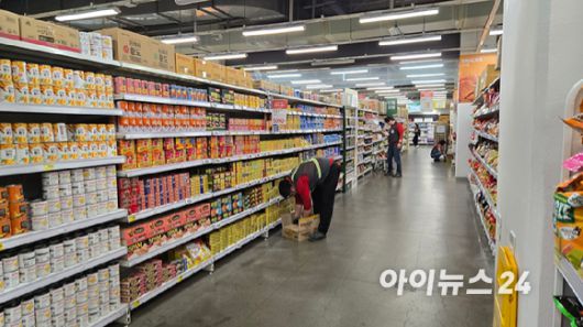 홈플러스 잠실점 직원들이 물건을 정리하고 있다. 2025.5.22 [사진=진광찬 기자]