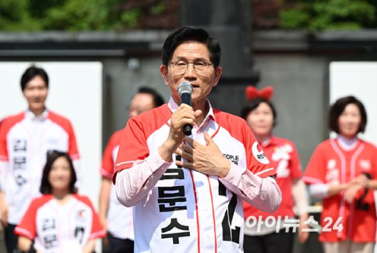 김문수 국민의힘 대선후보가 20일 서울 서초구 고속터미널 앞 광장에서 지지를 호소하고 있다. [사진=곽영래 기자]