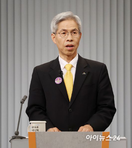 권영국 민주노동당 대선 후보가 23일 서울 영등포구 KBS본관 스튜디오에서 열린 중앙선거방송토론위원회 주관 제21대 대통령선거 2차 후보자토론회에서 발언하고 있다. [사진=국회사진기자단]