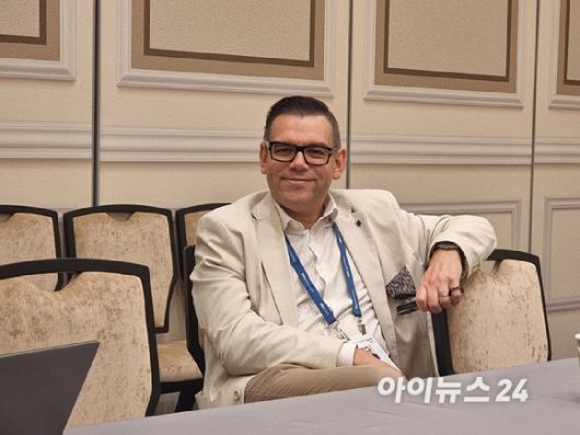 피에루카 치오델리 델 엣지·AIOps·멀티 시스템 관리 부사장이 19일(현지시간) 미국 라스베이거스에서 열린 '델 테크놀로지스 월드 2025' 행사장에서 한국 기자단과 인터뷰를 진행하고 있다. [사진=윤소진 기자]